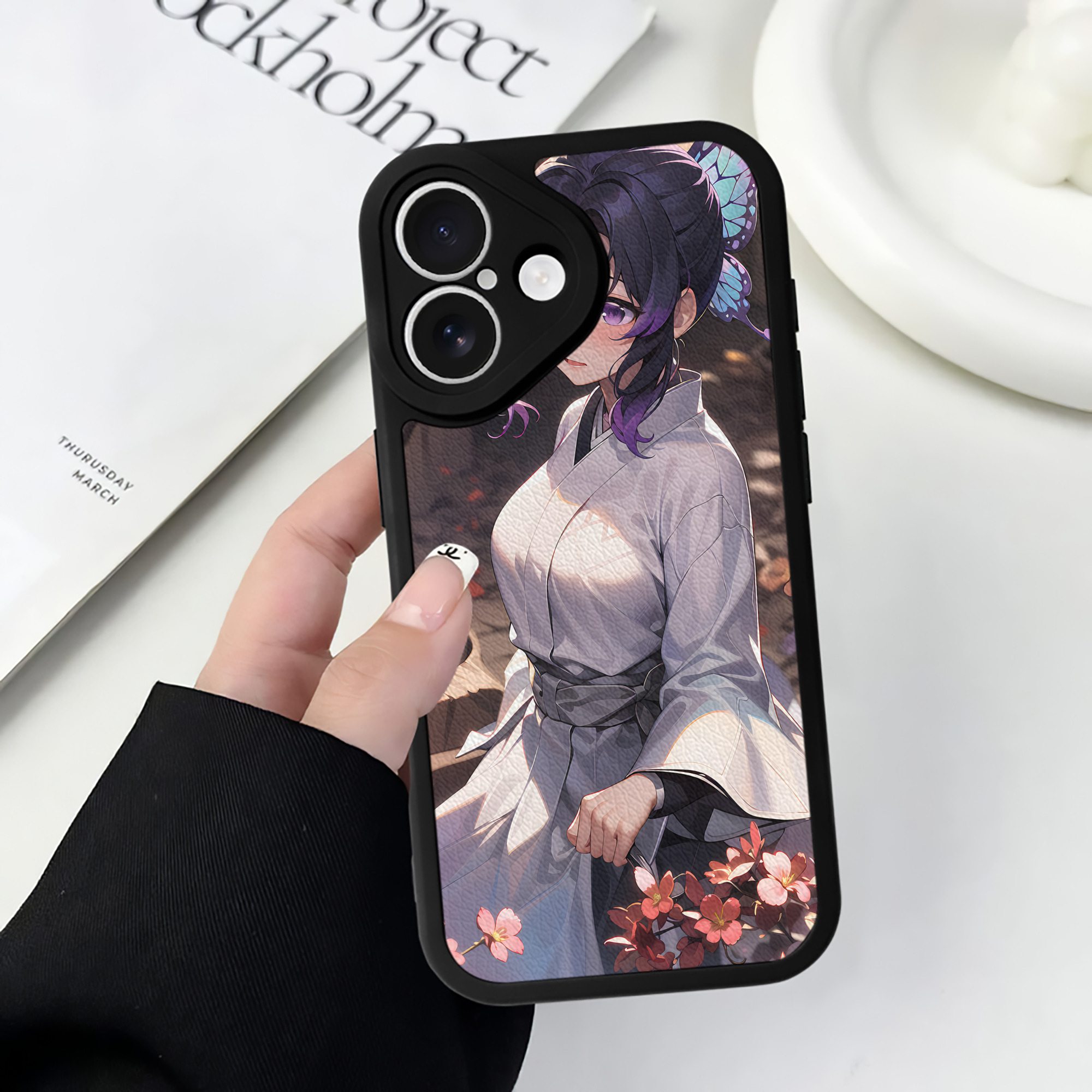 （画像用） 鬼滅の刃（きめつのやいば）蟲柱-胡蝶 しのぶ／こちょう しのぶ Kochou Shinobu 【iPhone 16シリーズ対応】シリコンスマホケース（レザー調） 材質：シリコン